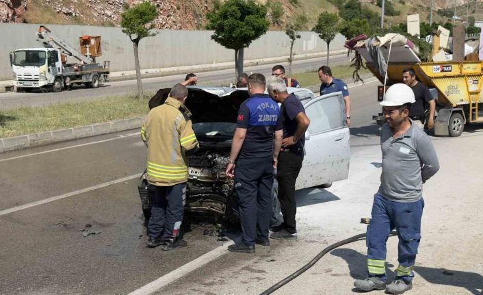 Tokat’ta otomobil elektrik direğine çarpıp karşı şeride geçti: 3 yaralı