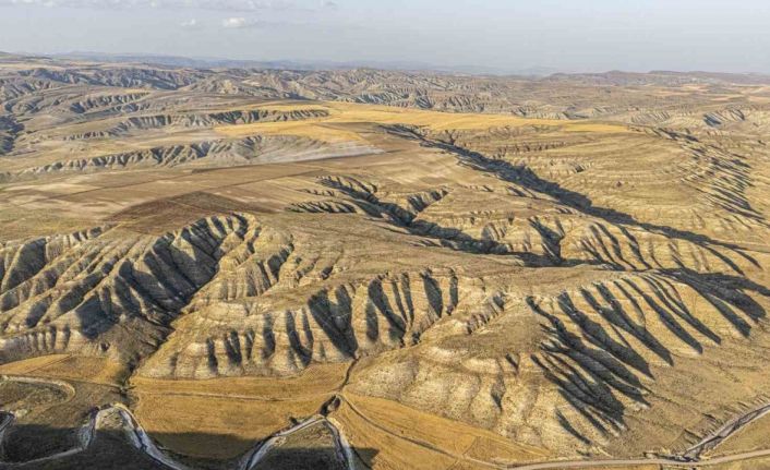 Toprağın renkleriyle şekillenen tepeler, kartpostallık manzara sunuyor