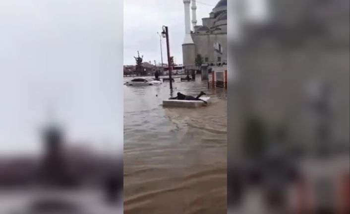 Trabzon’da göle dönen yolda yatak sefası