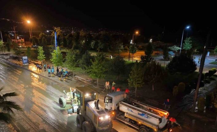 Trabzon’da sel ve su baskınları sonrası temizlik çalışmaları gecede sürüyor