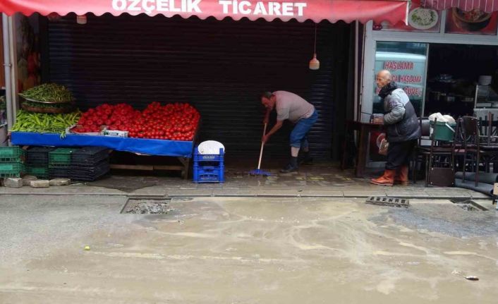Trabzon’da sular çekilmeye, esnaf da temizliğe başladı