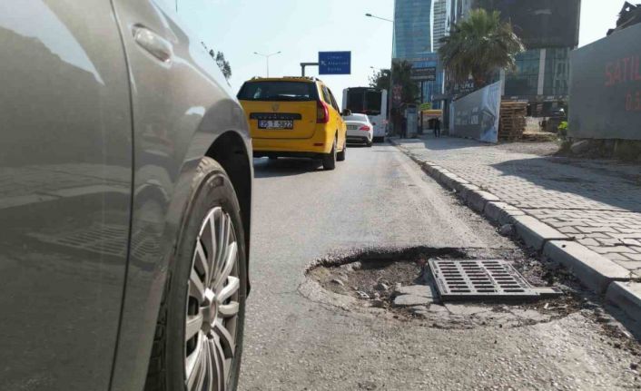 Trafik yoğunluğu ve çukurlar İzmir ulaşımında sürücüleri bezdiriyor