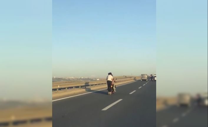 Trafikte motosiklete tutunarak ilerleyen patenli genç yürekleri ağza getirdi