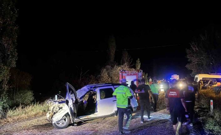 Traktör römorkuna çarpan cip hurdaya döndü: 2’si ağır 6 yaralı