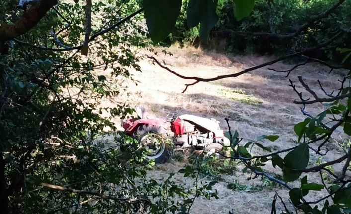 Traktör şarampole yuvarlandı: Dede hayatını kaybetti, eşi ve torunları yaralı