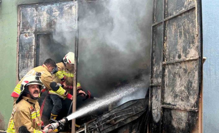 Turgutlu’da elektrik tesisatından çıkan yangında 2 ev küle döndü