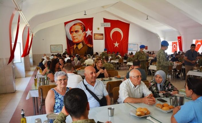 Türk Kara Kuvvetleri’nin 2234’üncü kuruluş yıl dönümünde şehit aileleri ve gaziler onuruna yemek düzenlendi