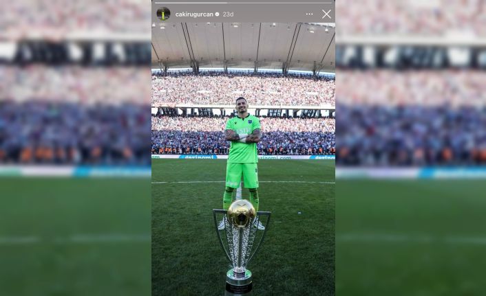 Uğurcan Çakır’dan transfer iddialarına şampiyonluk kupalı yanıt