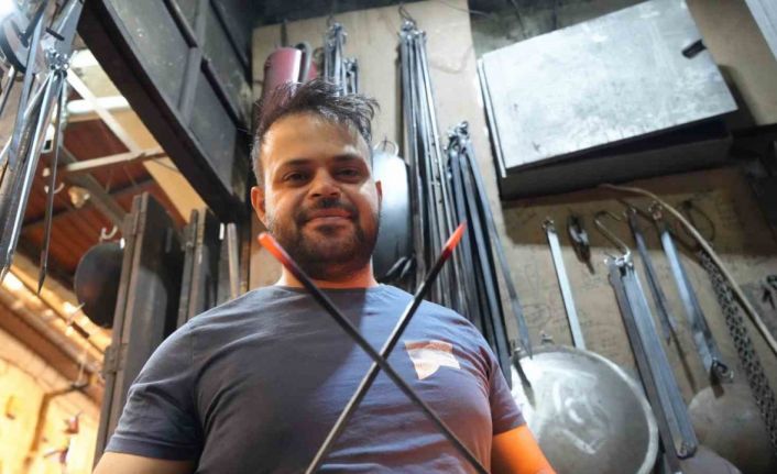 Üniversite okumasına rağmen dedesinin mesleğinden vazgeçmedi