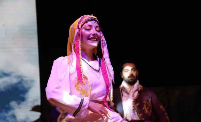 Uşak Maarif Halk Dansları Topluluğu sanatseverlerle buluştu