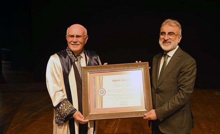 Uşak Üniversitesi, Fahri Doktora Tevdi Töreniyle mezuniyet coşkusunu taçlandırdı