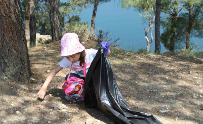 Uşak’ta minik eller gelecekleri için atık topladı