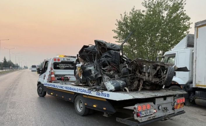 Uşak’ta otomobil park halindeki kamyona çarptı:1 ölü