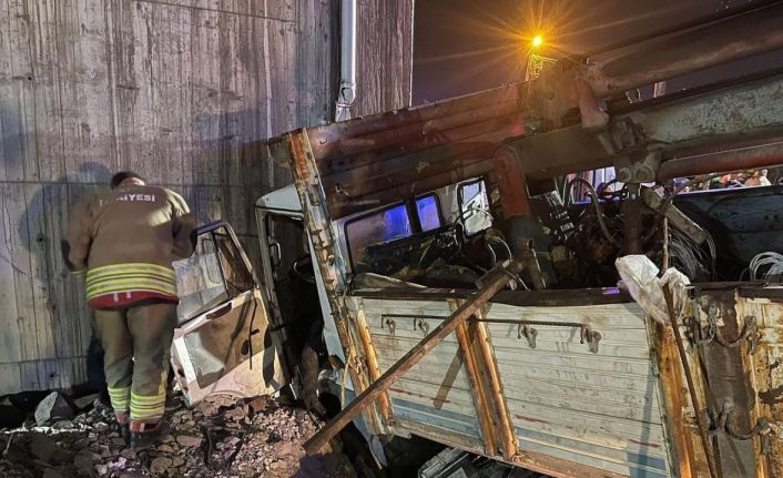 Üst geçit duvarına çarpan kamyondaki 2 kişi yaralandı