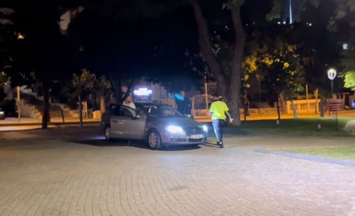 Uygulamayı görünce kaldırıma çıktı, yine kaçamadı