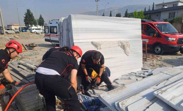 Üzerlerine mermer devrilen işçilerden biri hayatını kaybetti