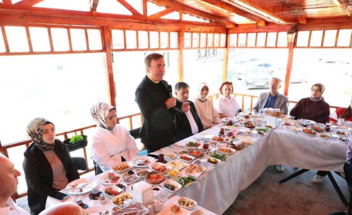 Vali Aydoğdu, Hünerli Eller Kadın Kooperatifi Kahvaltı Salonu’nda basın mensuplarıyla buluştu