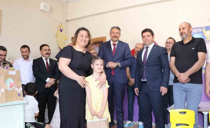 Vali Çelik, karne heyecanına ortak oldu