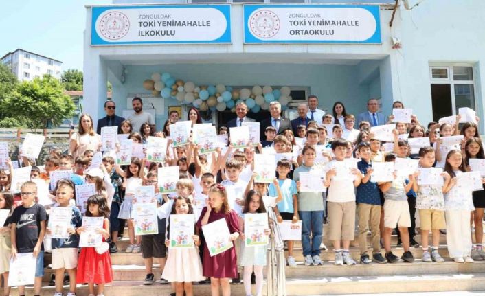 Vali Hacıbektaşoğlu öğrencilere karnelerini verdi