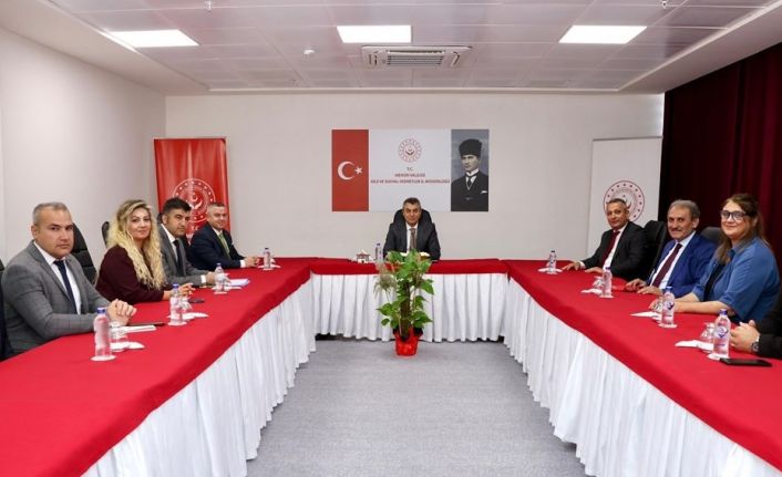 Vali Toros, Aile ve Sosyal Hizmetler İl Müdürlüğünde değerlendirme toplantısı yaptı