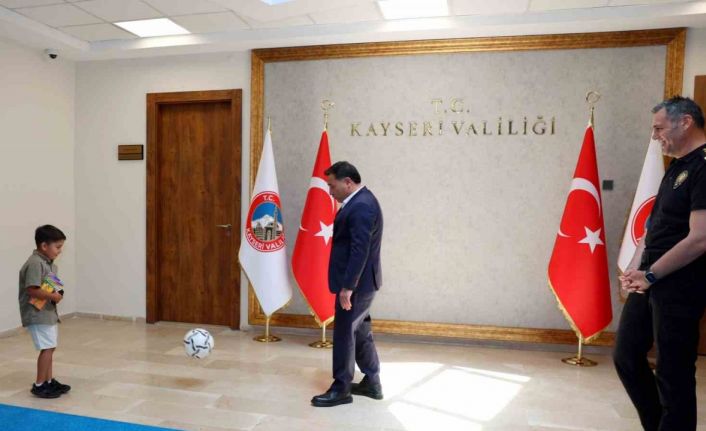 Vali ve emniyet müdürü şehit çocuğuyla futbol oynadı