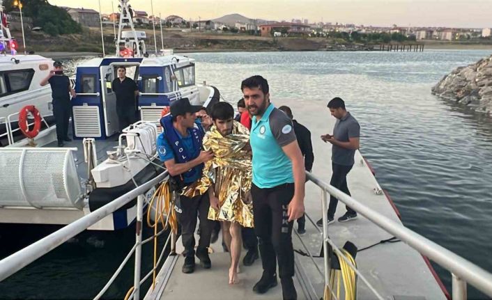 Van Gölü’nde akıntıya kapılan genç kurtarıldı