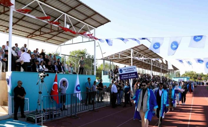 Van YYÜ’de mezuniyet coşkusu