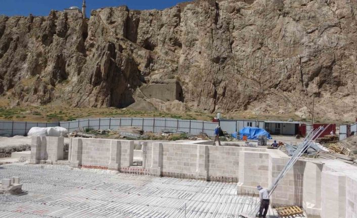 Van’da 750 yıllık cami ayağa kaldırılıyor