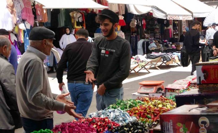 Van’da bayram telaşı başladı: Çarşı ve pazarda renkli görüntüler