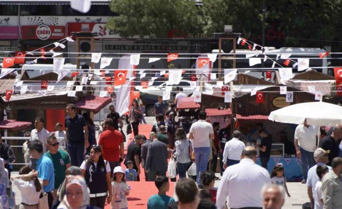 Van’da ’İşyurtları Ürün ve El Sanatları Fuarı’ devam ediyor