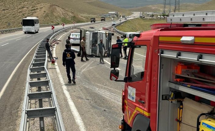 Van’da kamyonet yan yattı: 1 yaralı