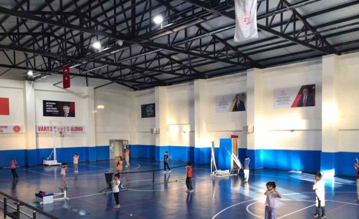 Varto’da kort tenisi kursu yoğun ilgi görüyor