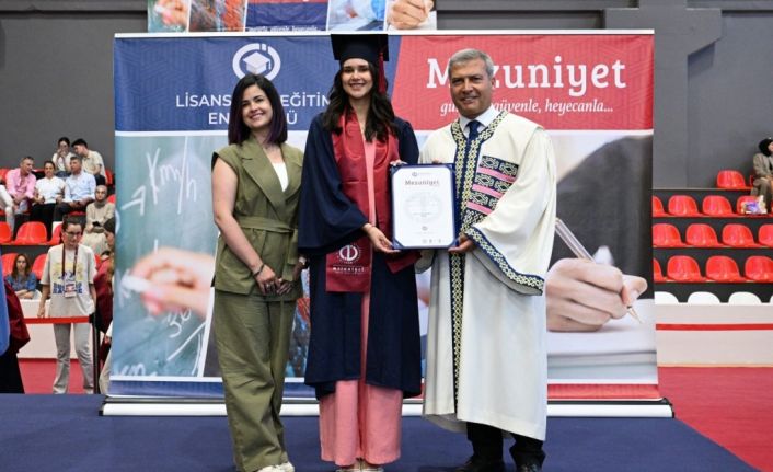 Venezuelalı diplomat da Anadolu Üniversitesi’nde mezuniyet sevinci yaşadı