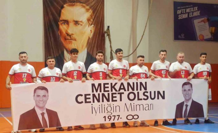 Voleybol maçı öncesi Ferdi Zeyrek anıldı