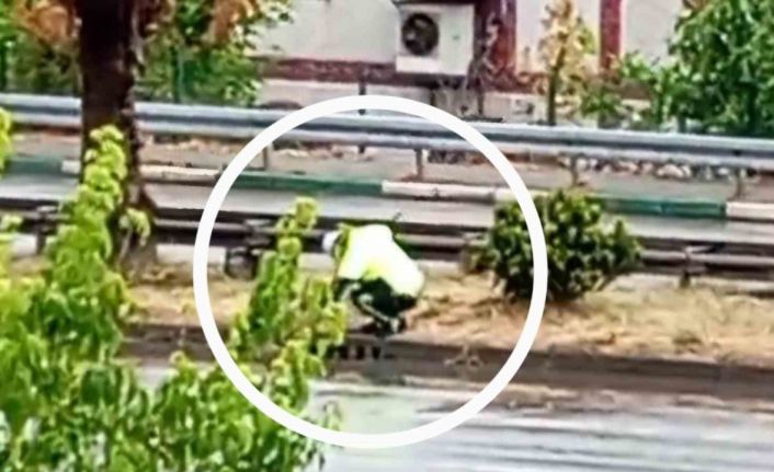 Yağış sonrası tıkanan rögarı açan polis örnek bir davranış sergiledi