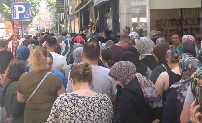 Yalova’da mağaza açılışında indirim izdihamı