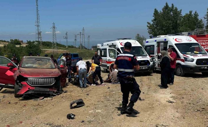 Yalova’da otomobil 4 metre yükseklikten yola uçtu: 2 yaralı