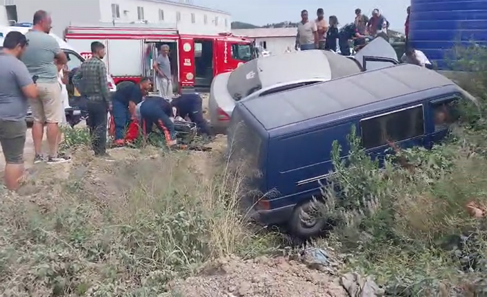 Yalova’da otomobil minibüsle çarpıştı: 3 yaralı