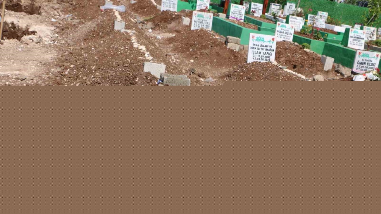 Yangında hayatını kaybeden anne ve 3 çocuğunun mezarı vatandaşlar tarafından ziyaret ediliyor