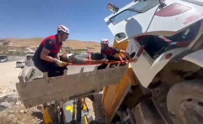 Yaralı sürücü kepçe ile kurtarıldı
