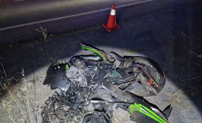 Yarış yaparken farları yanmayan otomobile çarpan motosikletler paramparça oldu: 1 ölü