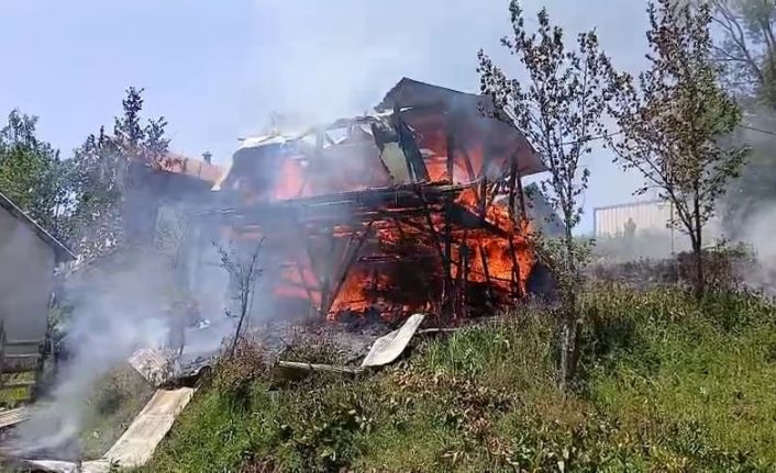 Yayla evi alev alev yandı