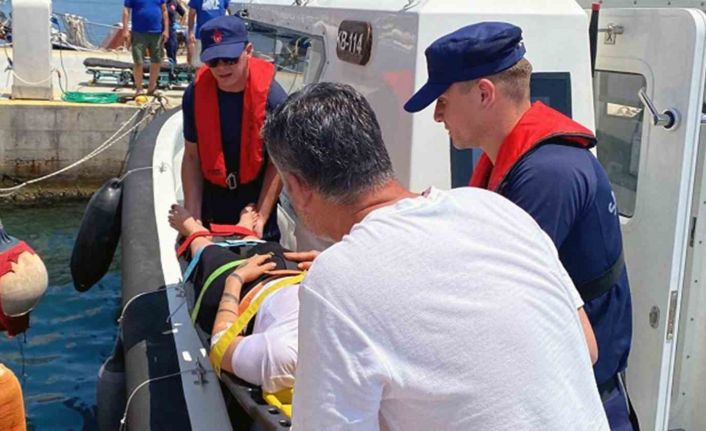 Yelkenli teknede rahatsızlanan vatandaşa tıbbi tahliye