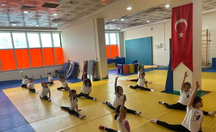 Yeni Spor Salonu’nda başlayan artistik cimnastik antrenmanları yoğun ilgi görüyor