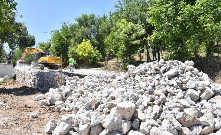 Yeşilyurt Belediyesi’nden Şahnahan’a taş duvarla güvenli yol