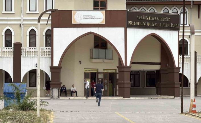 YKS’nin ilk oturumu başladı: Öğrenciler sınavda, veliler dışarda ter döküyor