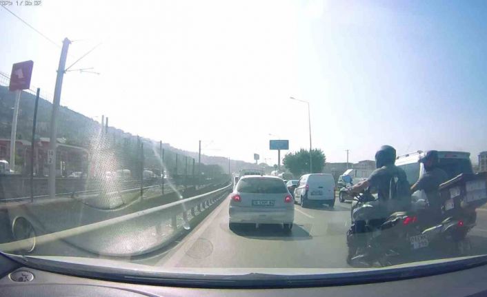 ’Yoğun trafikten kaçayım’ diyen iki motosikletli böyle çarpıştı