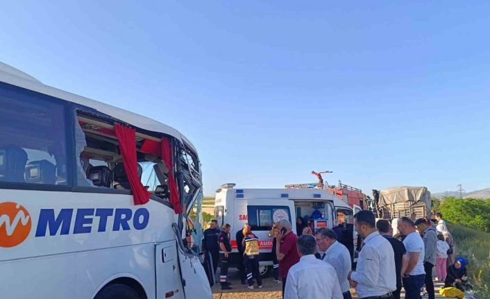 Yolcu otobüsü ve tırın da karıştığı zincirleme kazada 24 kişi yaralandı