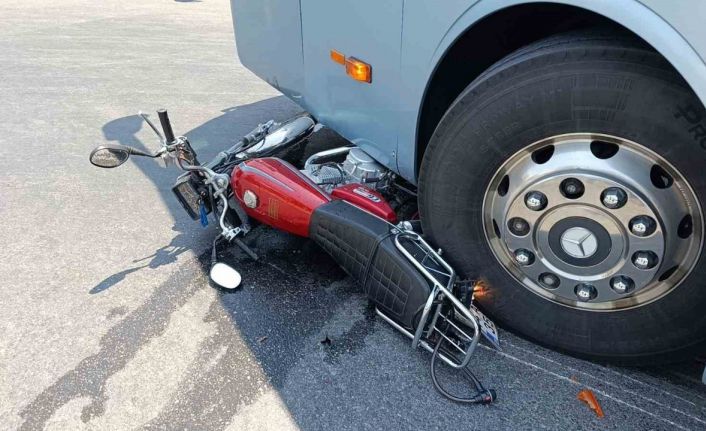 Yolcu otobüsüyle çarpışan motosikletli, lastiğin altında kalmaktan son anda kurtuldu