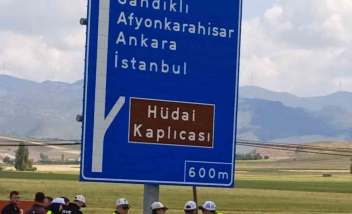Yön tabelasına çarpan otomobildeki yaralılardan biri öldü